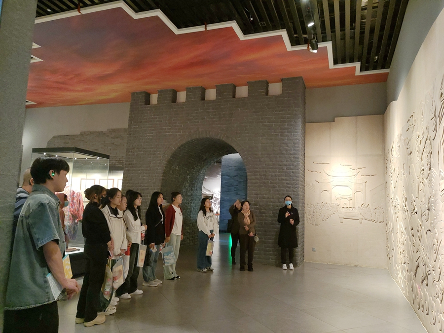 学习小组成员云南省博物馆展馆参观学习.jpg